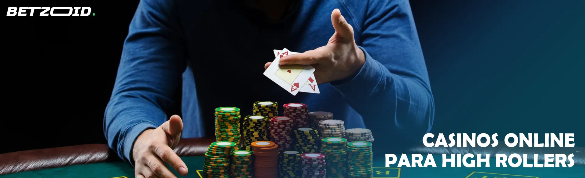 El jugador sostiene cartas junto a las fichas del casino.