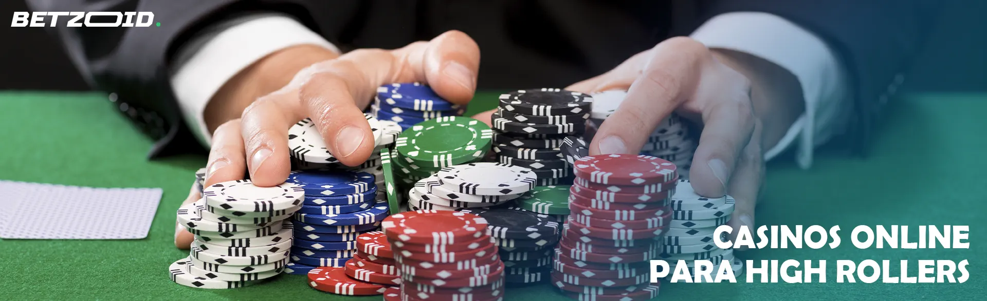 Un jugador sostiene una pila de fichas en una mesa de casino.