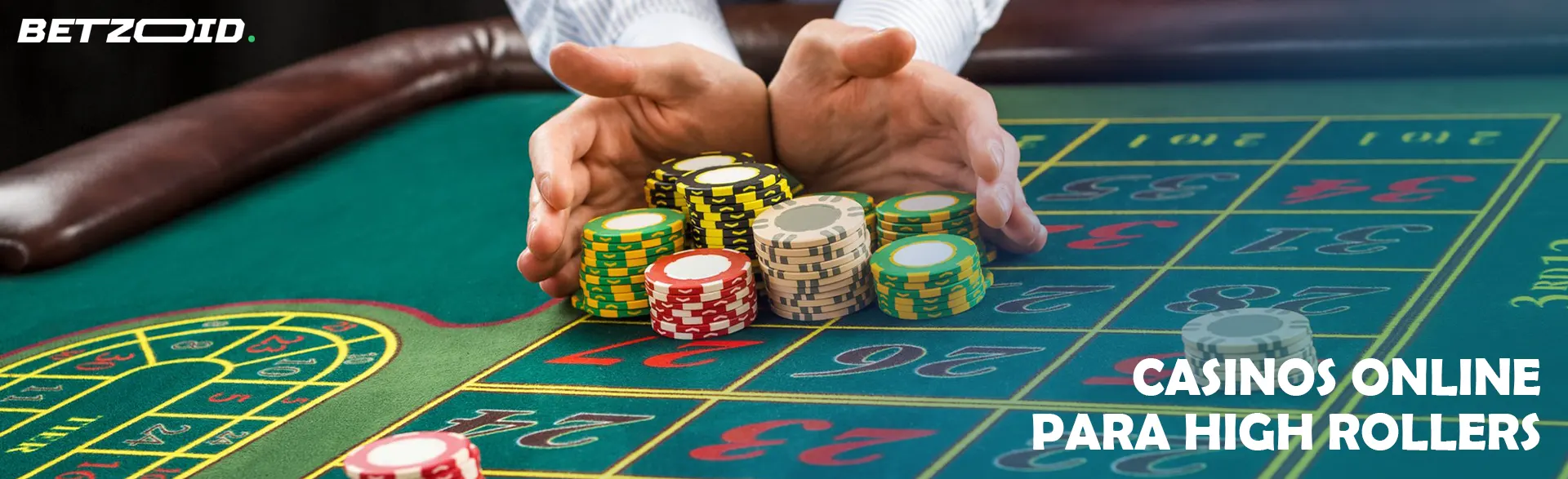 Un jugador sostiene fichas en una mesa de casino.