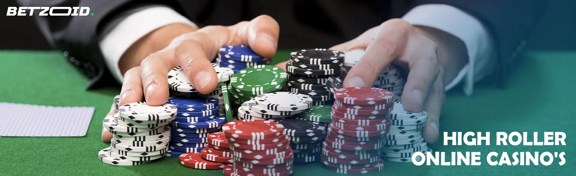 Een gokker houdt een stapel fiches vast aan een casinotafel.