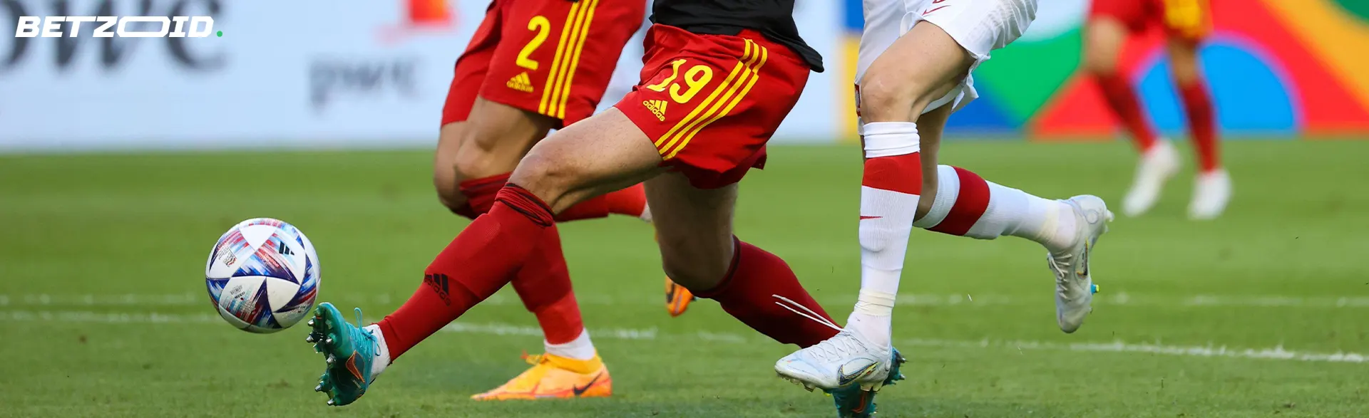 Jalkapalloilijat taistelevat pallosta.