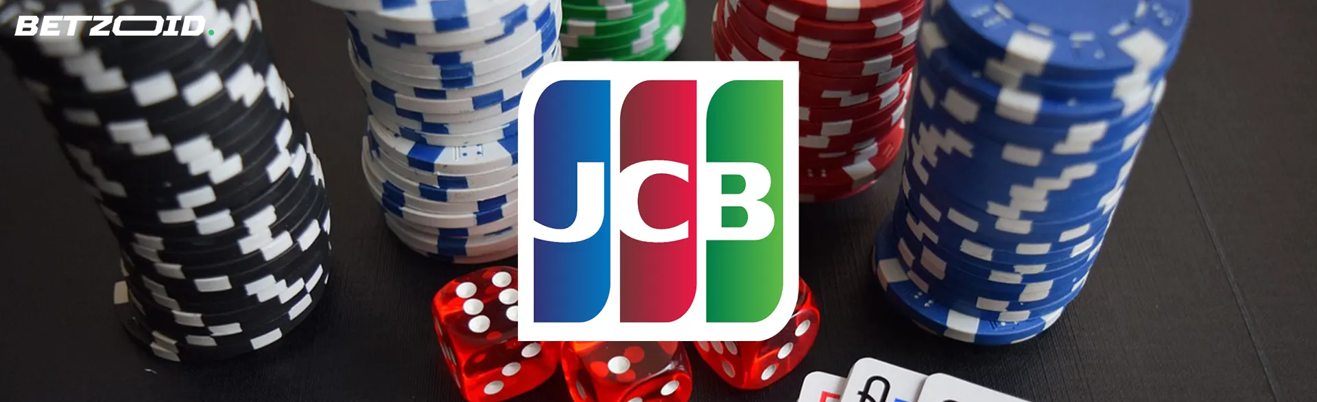 カジノチップとサイコロの背景にJCBのロゴ。