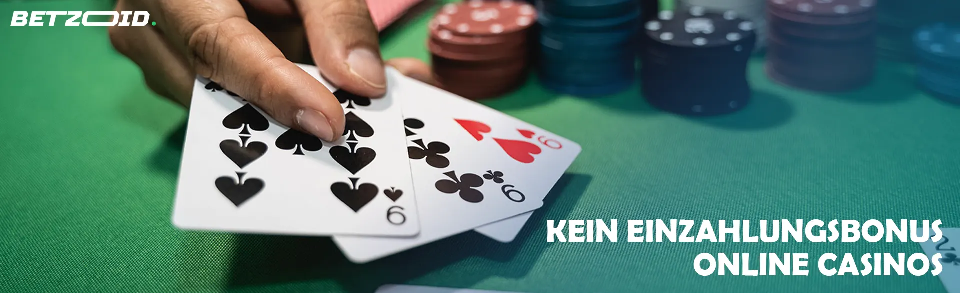 Der Spieler hält die Karten neben die Casino-Chips.