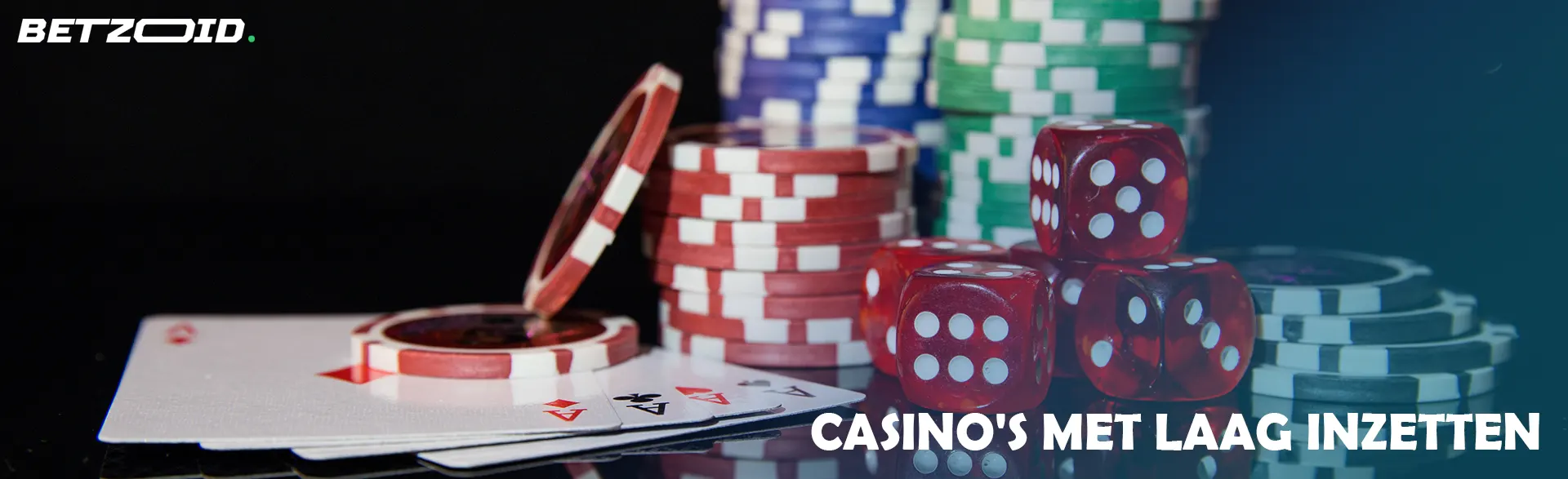 Kaarten, fiches en dobbelstenen op een donkere achtergrond.