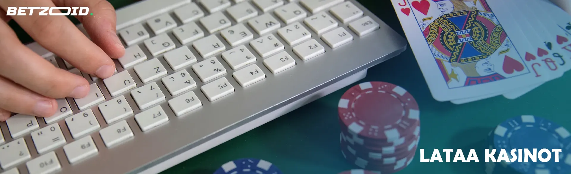 Kasinokortit ja pelimerkit näppäimistön vieressä.