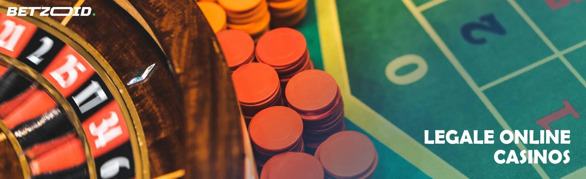 Rouletterad neben Casino-Chips.