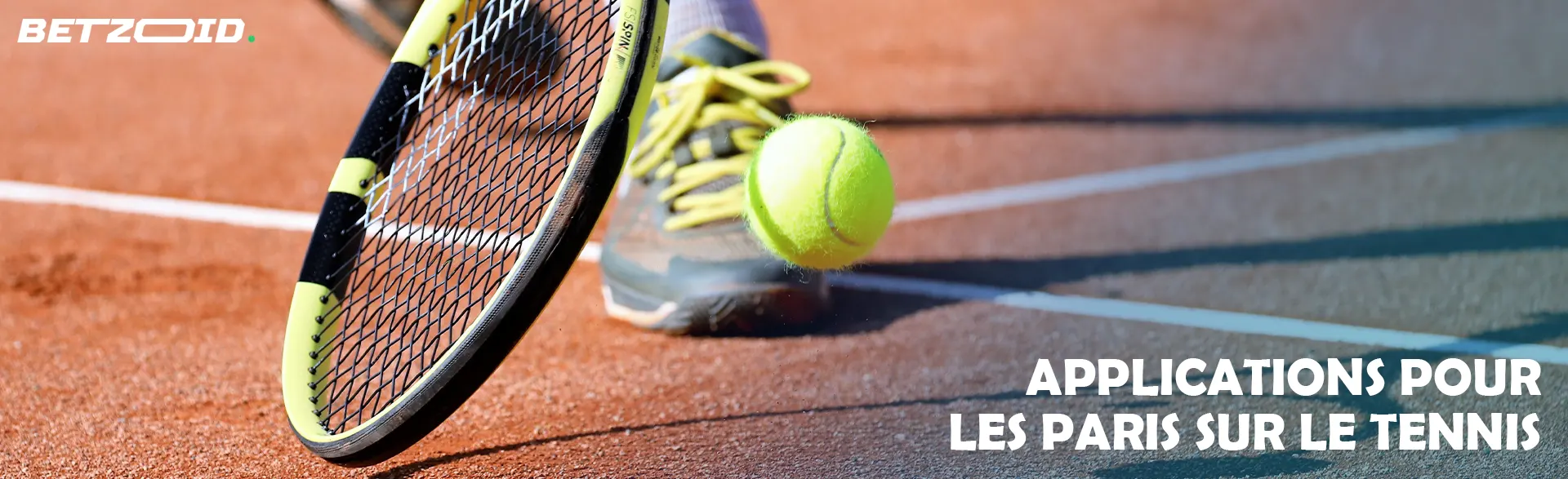 Raquette et balle de tennis sur le terrain.