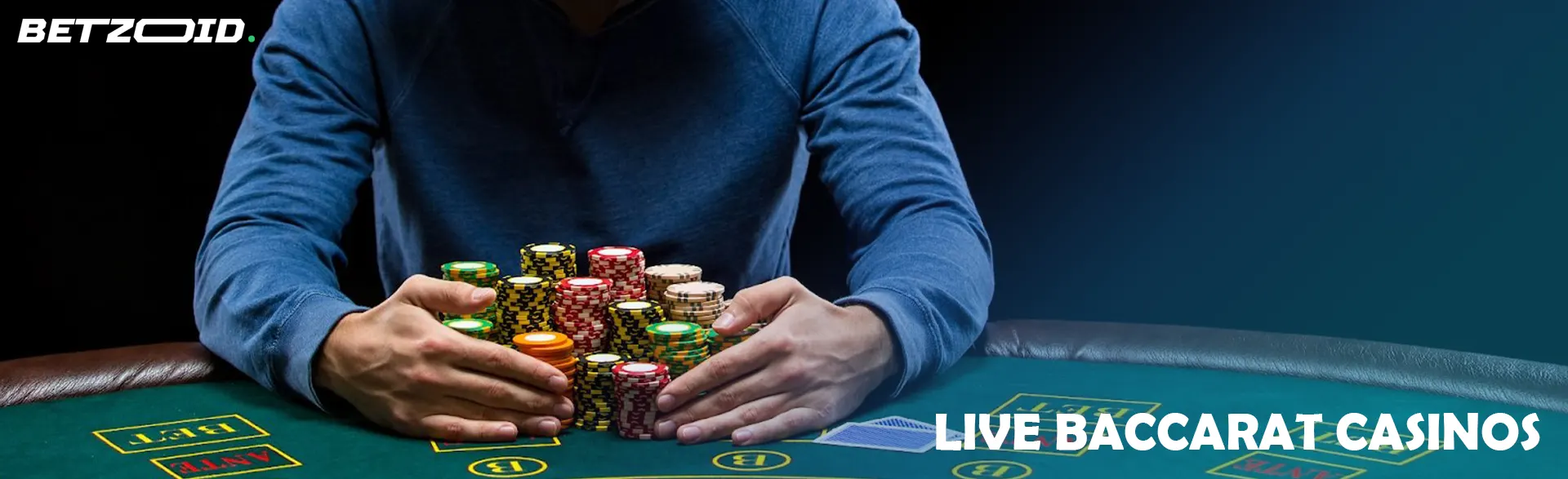 Ein Spieler hält einen Stapel Chips auf einem Casinotisch.