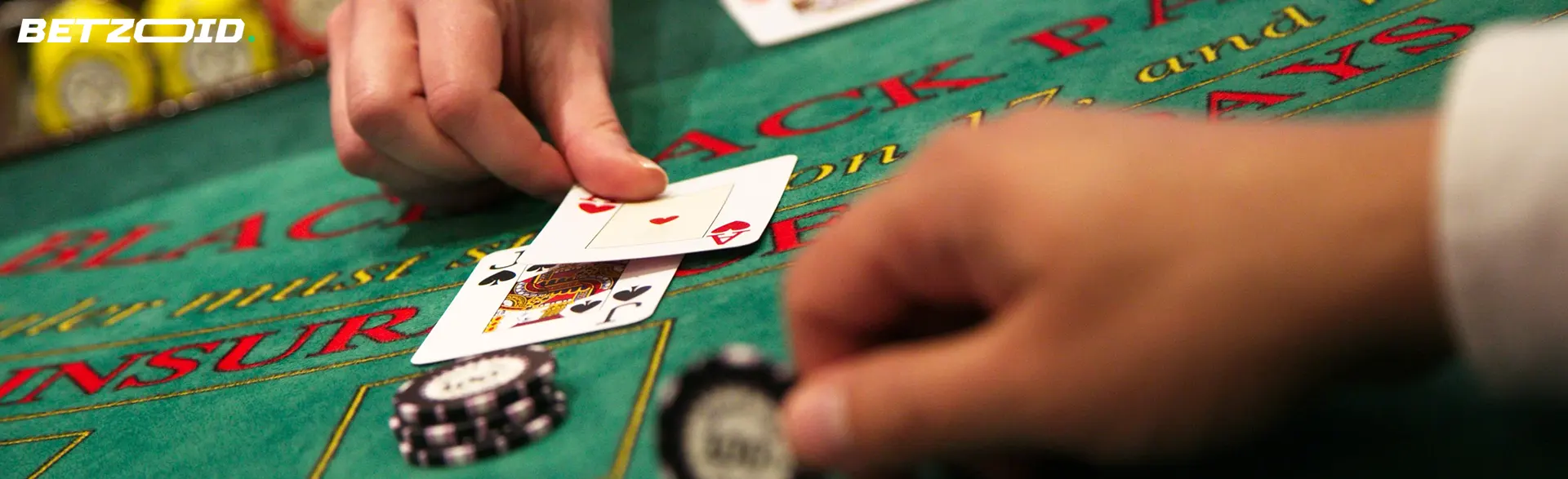 Spelaren placerar kort på blackjackbordet.