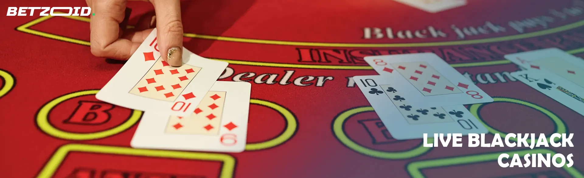 Der Spieler legt die Karten auf dem Casinotisch aus.