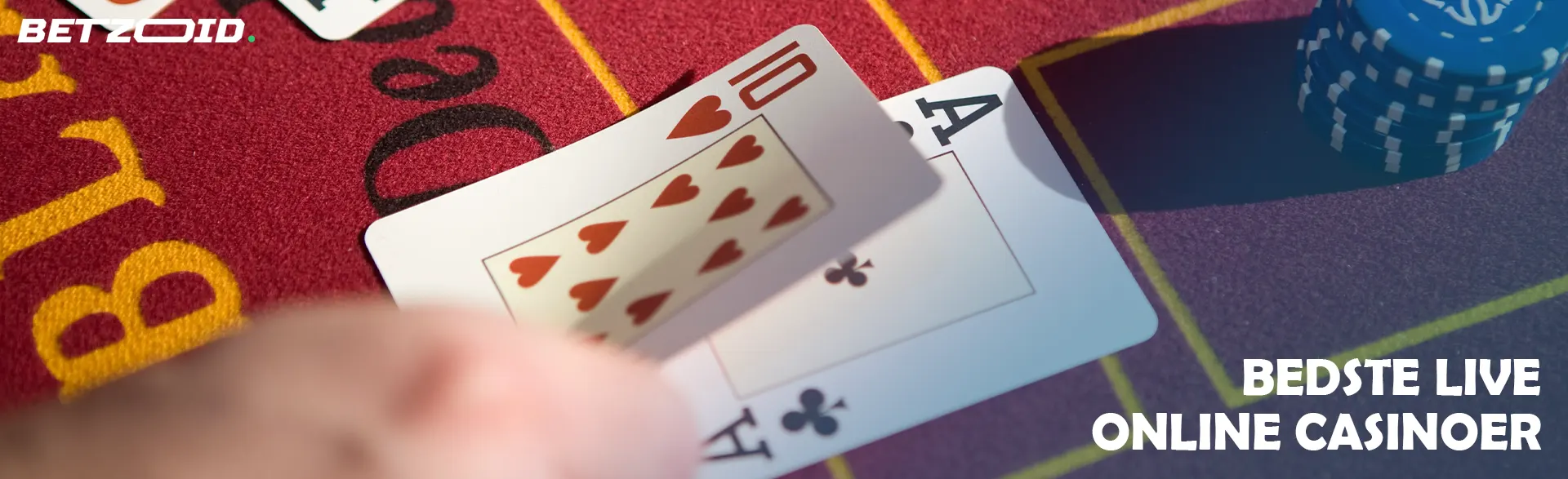 Spilleren placerer kort på casinobordet.