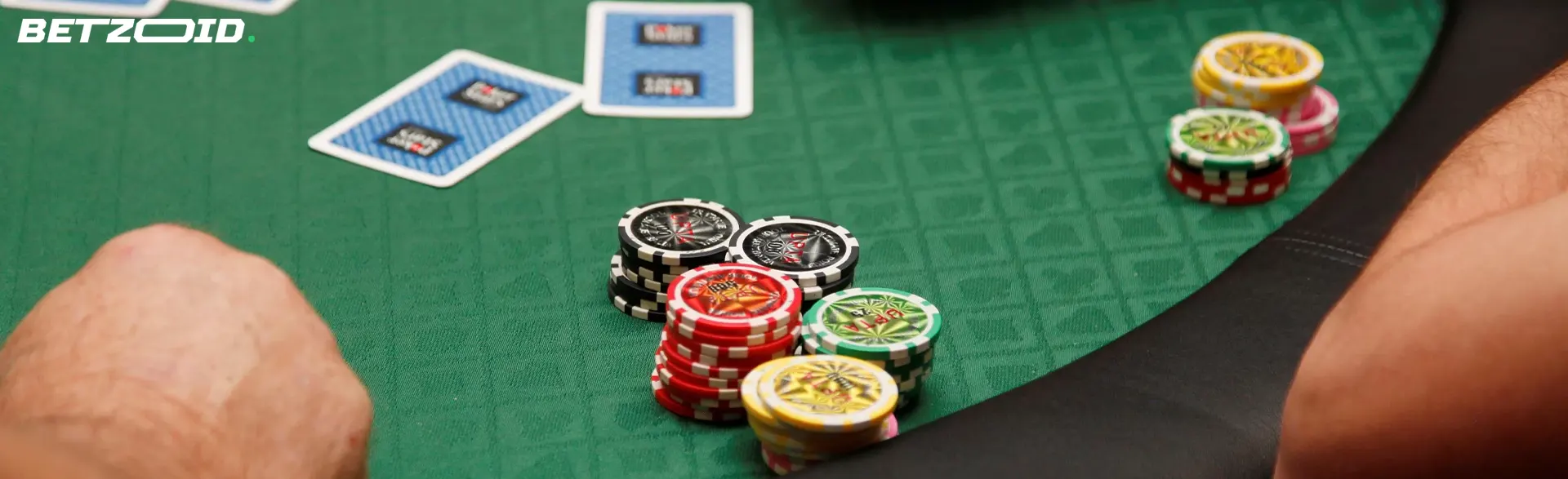 Mesa de póquer con fichas y cartas en un juego de casino en vivo.