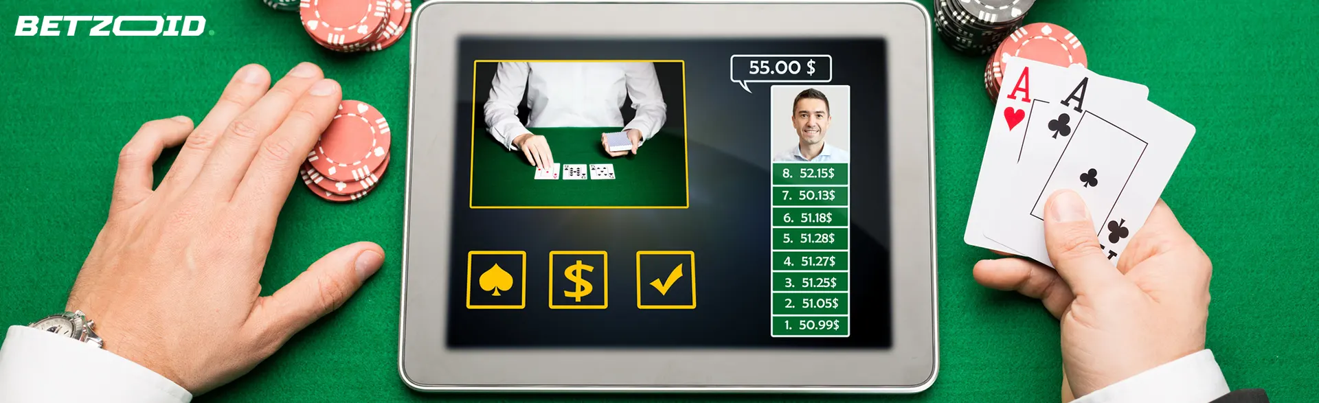 Mani che tengono due assi vicino a un tablet con un tavolo da poker virtuale e fiches.