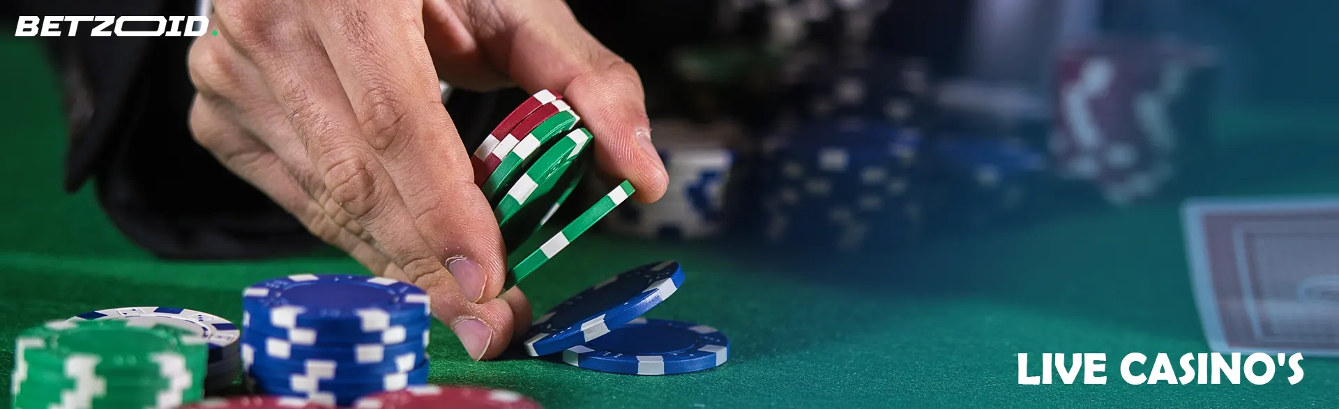 Een speler legt fiches op de casinotafel.