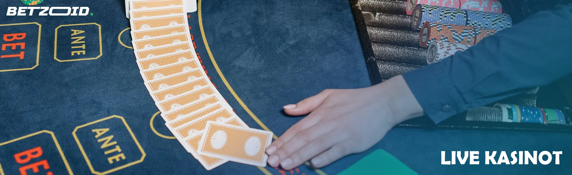 Pelaaja levitti kortit kasinopöydälle.