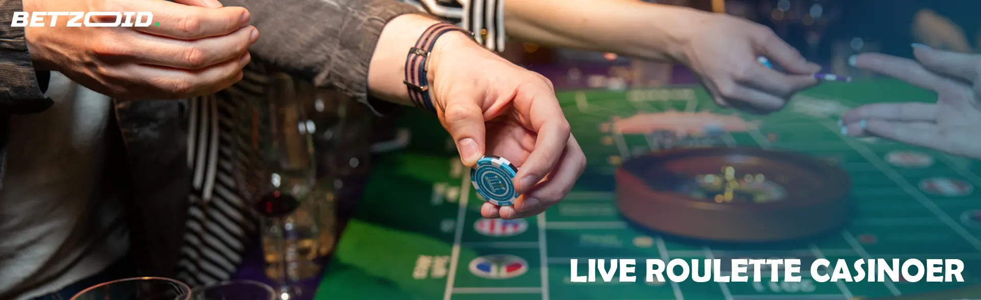 En spiller holder chips over et roulettebord.