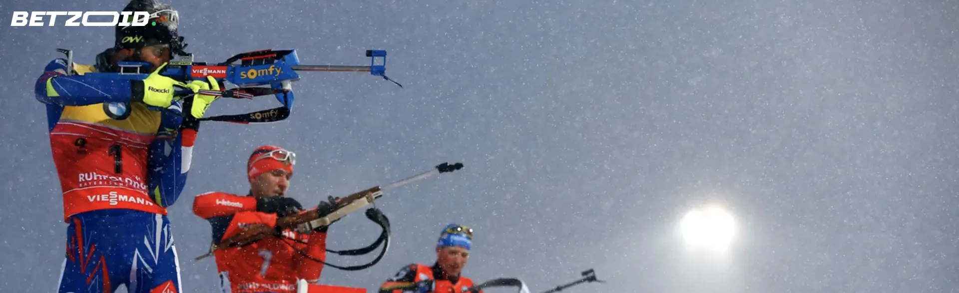 Biathleten zielen mit Gewehren.