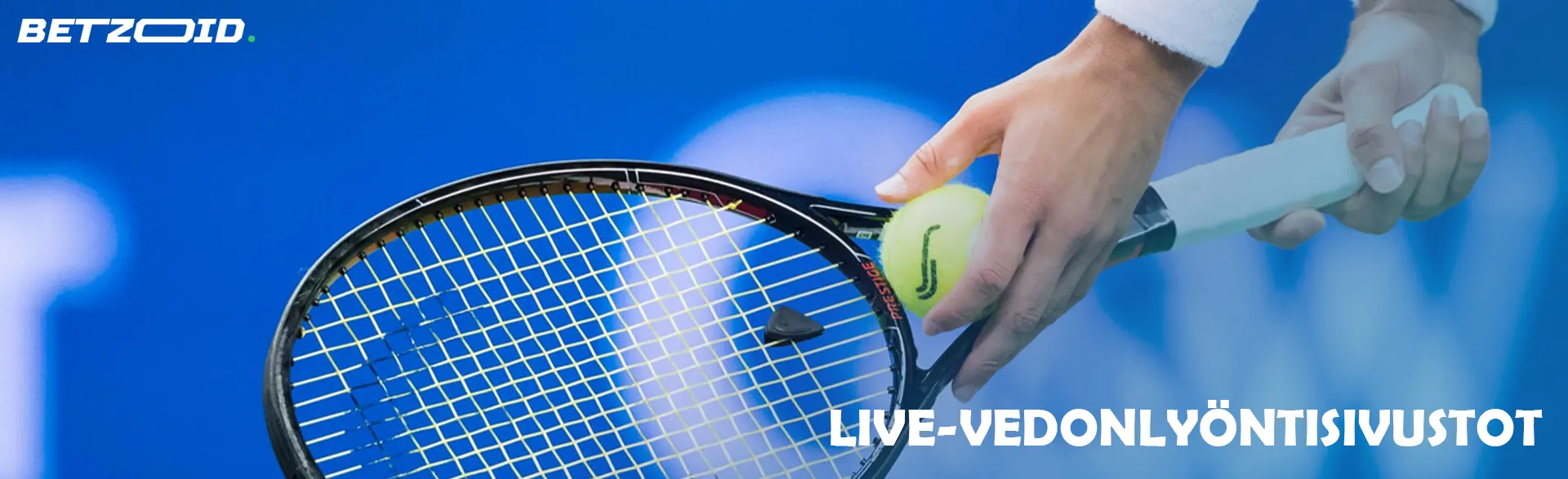 Tennispelaaja asettaa pallon mailalle.