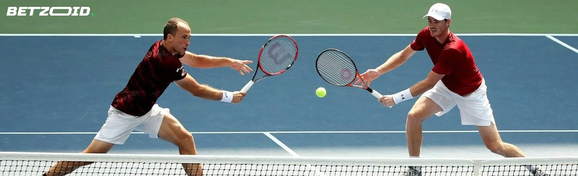 Tennispelaajat toiminnassa pelin aikana.