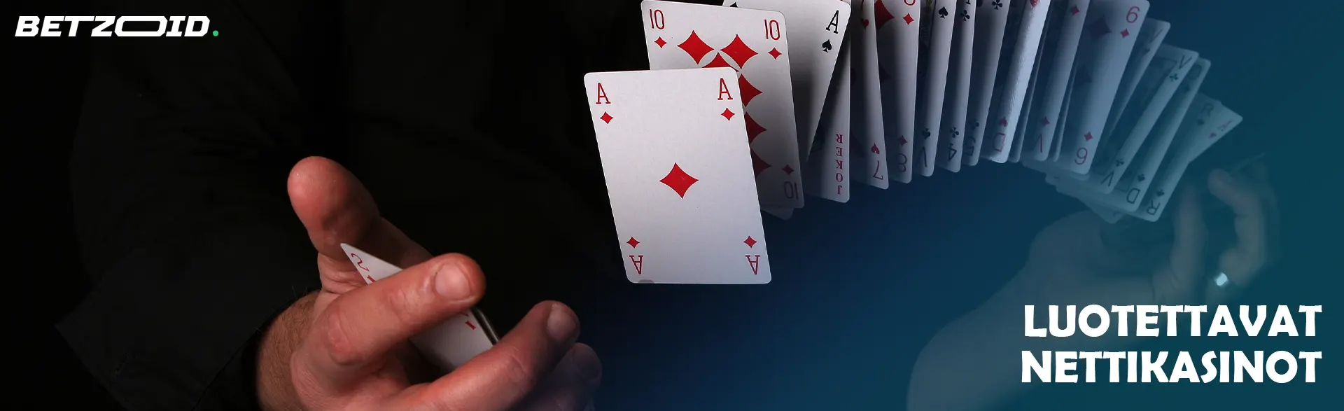 Mies sekoittaa kortteja tummalla taustalla.