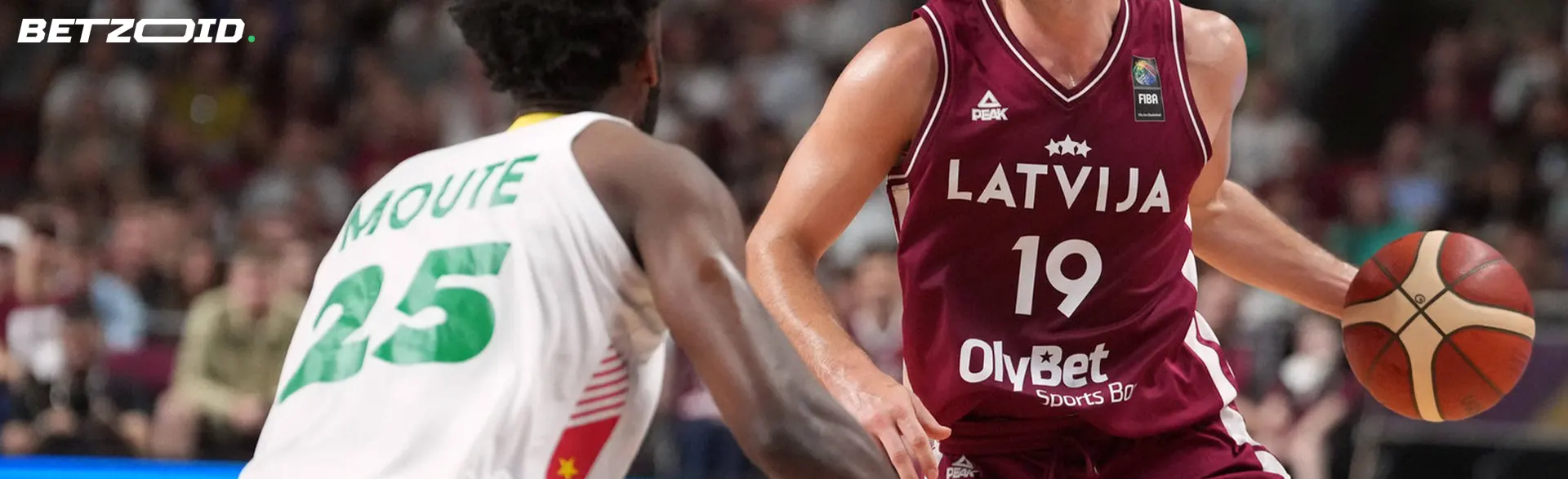 Basketbola spēlētāji spēles laikā cīnās par bumbu.