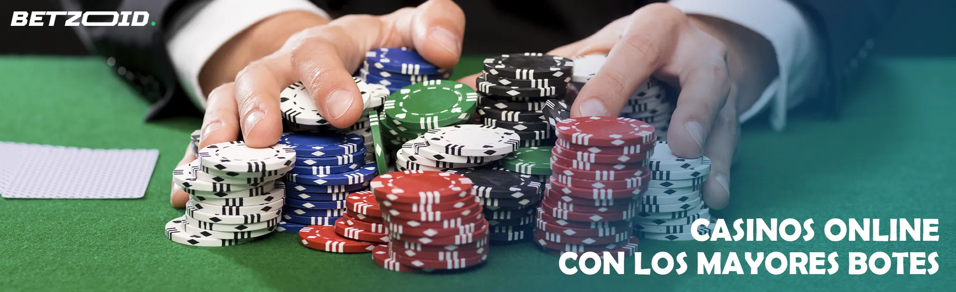 Un jugador sostiene una pila de fichas en una mesa de casino.