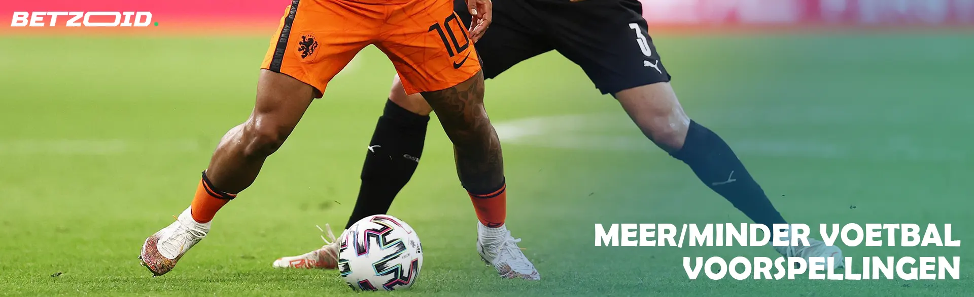 Voetballers vechten tijdens een wedstrijd om de bal.