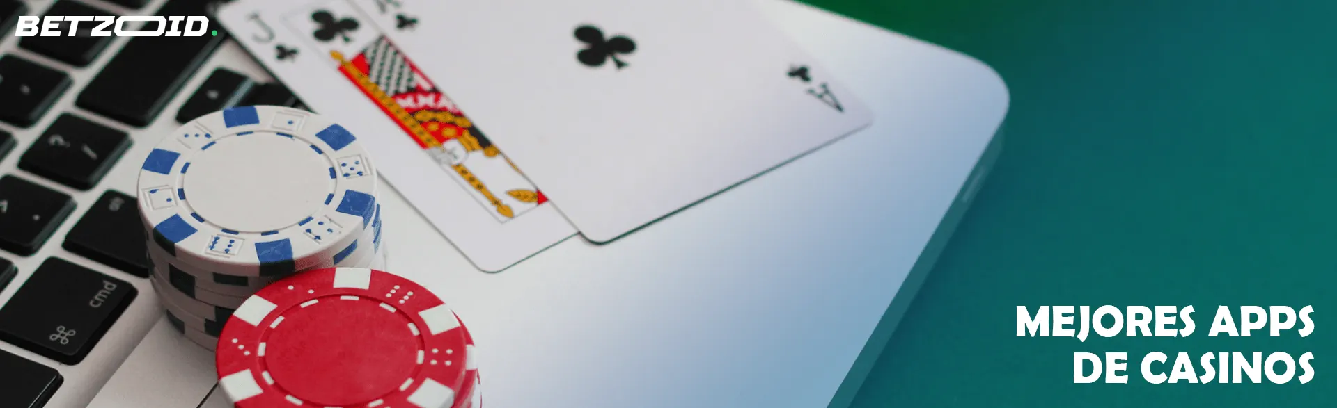 Tarjetas y fichas de casino en el teclado.