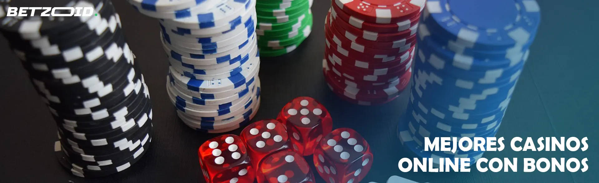 Pilas de fichas al lado de los dados.