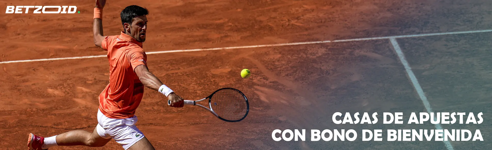 Un jugador de tenis intenta golpear la pelota.