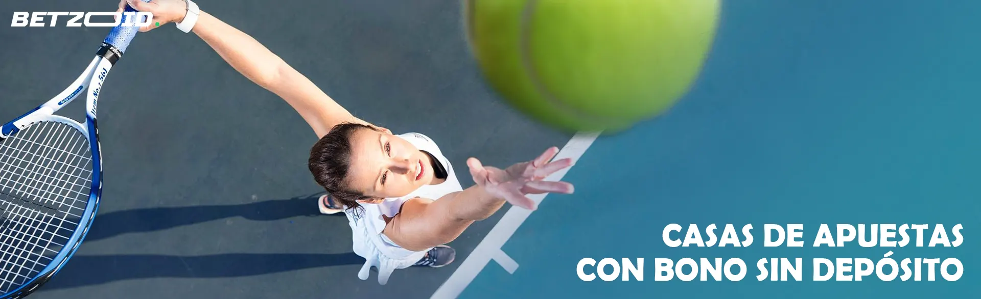 Mujer jugando al tenis sirviendo la pelota.