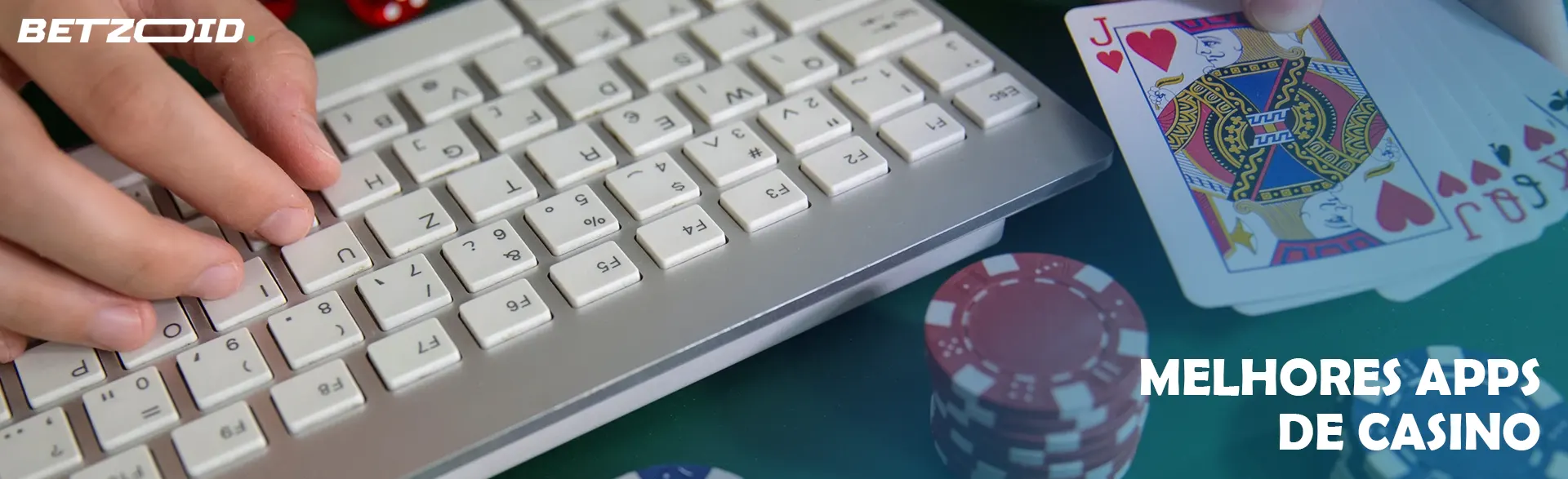 Cartões de casino e fichas ao lado do teclado.