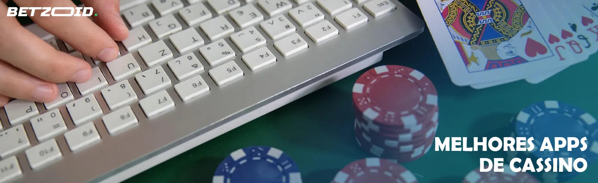 Fichas e cartões de cassino ao lado do teclado.