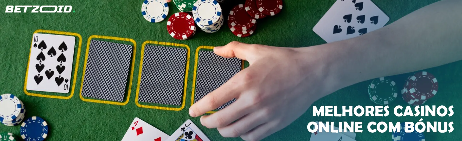 O jogador coloca as cartas na mesa do casino.