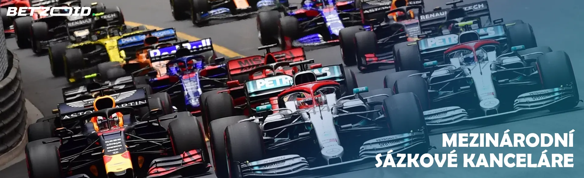 Vozy formule 1 na trati.