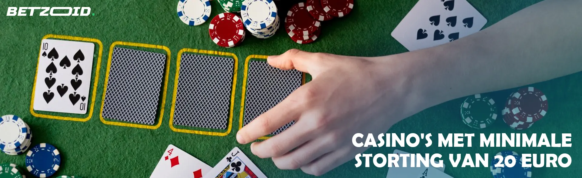 De speler legt zijn kaarten op de casinotafel.