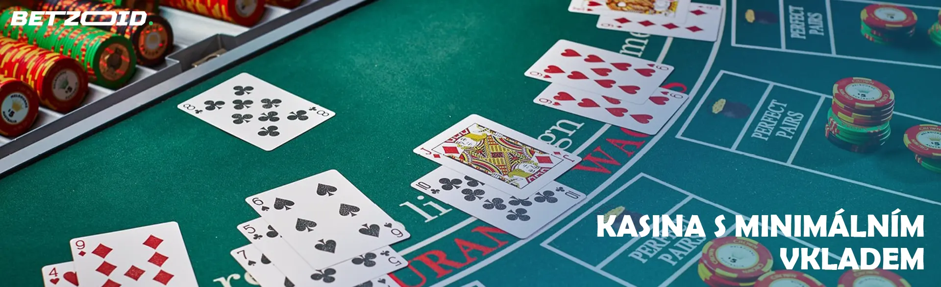 Kasino stůl s žetony a kartami.