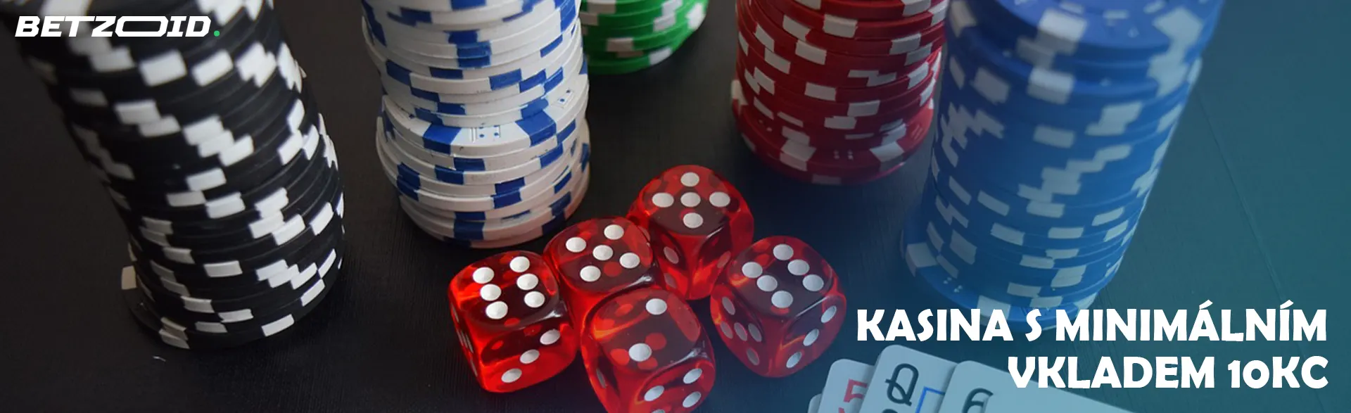 Hromady žetonů vedle kostek.