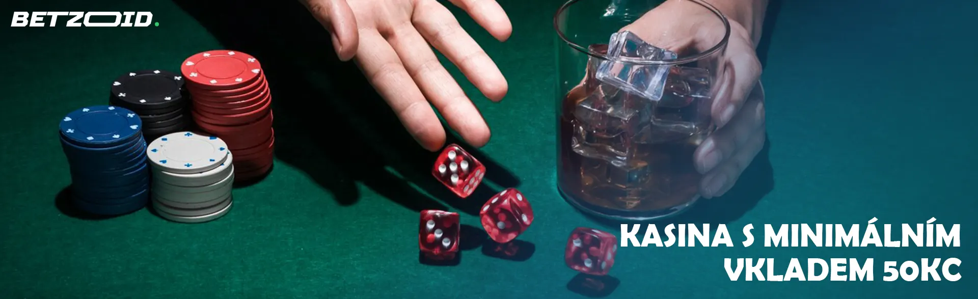 Hráč hodí kostkou vedle žetonů kasina a sklenice s nápojem.