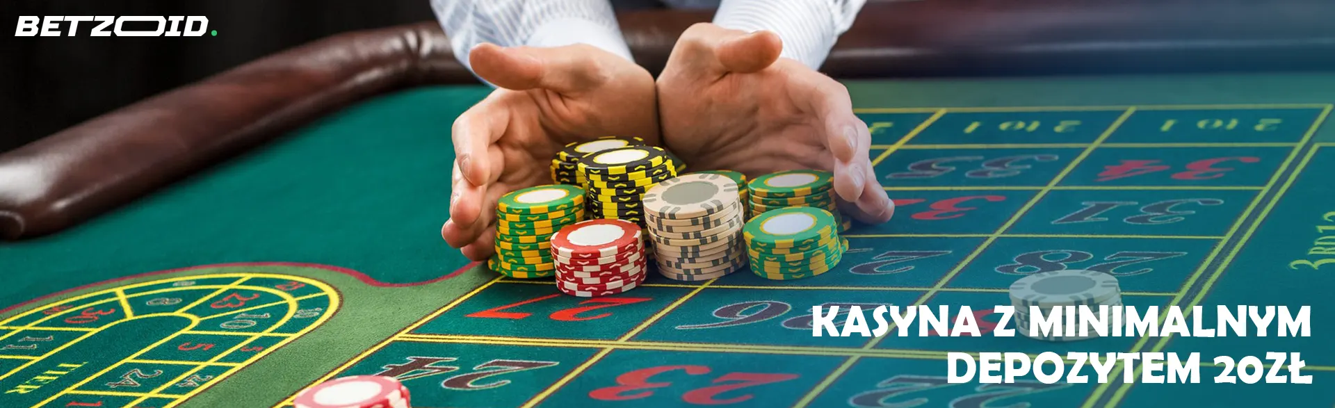 Gracz trzyma stos żetonów na stole w kasynie.