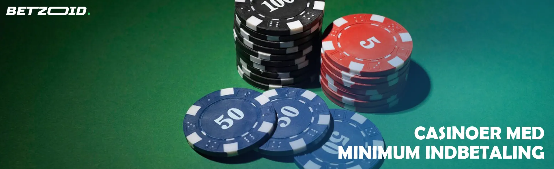 Chips af forskellig værdi på en grøn baggrund.