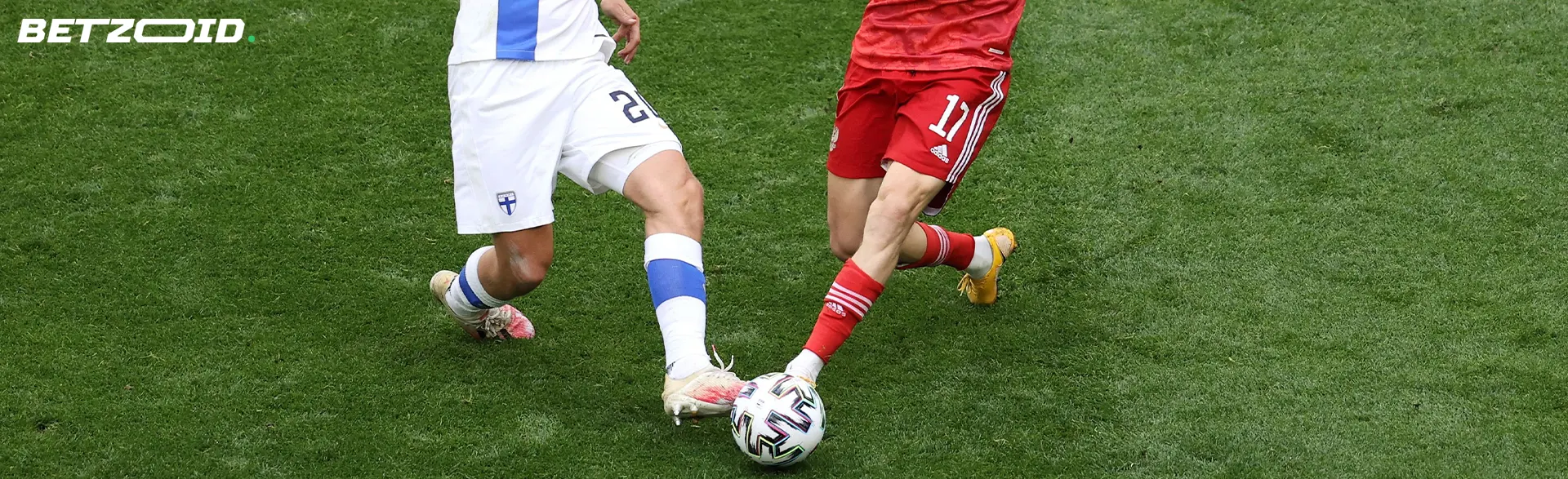 Jalkapalloilijat taistelevat pallosta ottelun aikana.