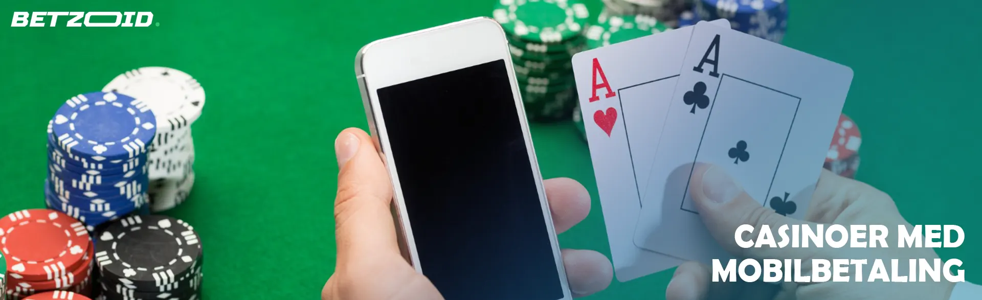 Spiller holder smartphone og kort på baggrund af chips.