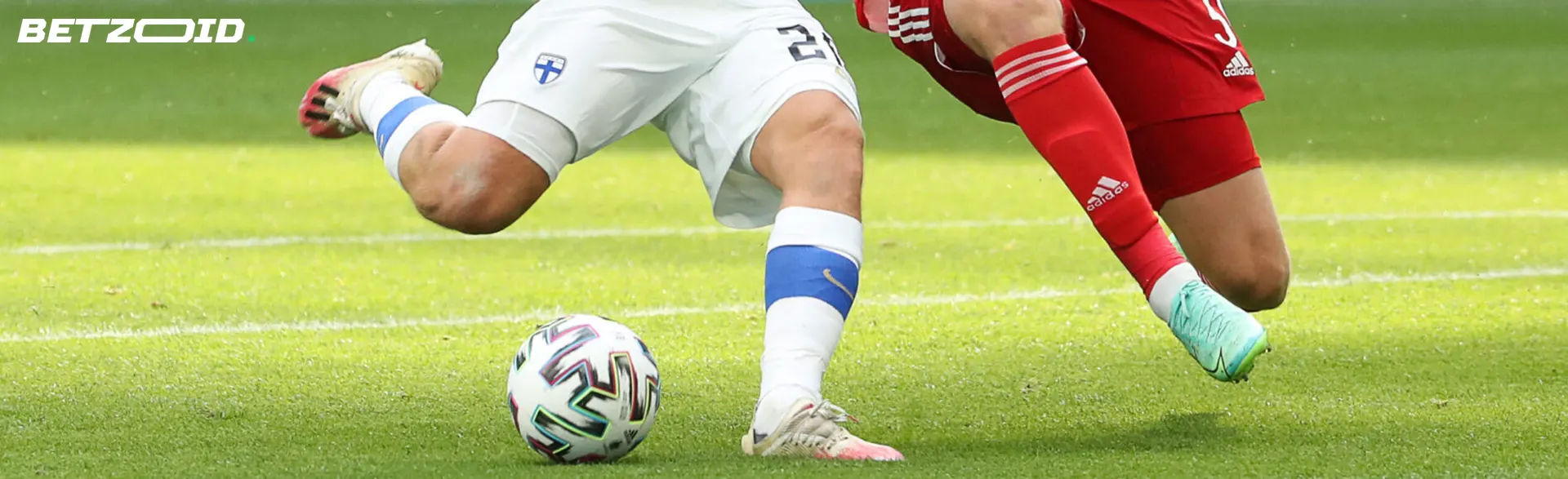 Jalkapalloilijat taistelevat pallosta pelin aikana.