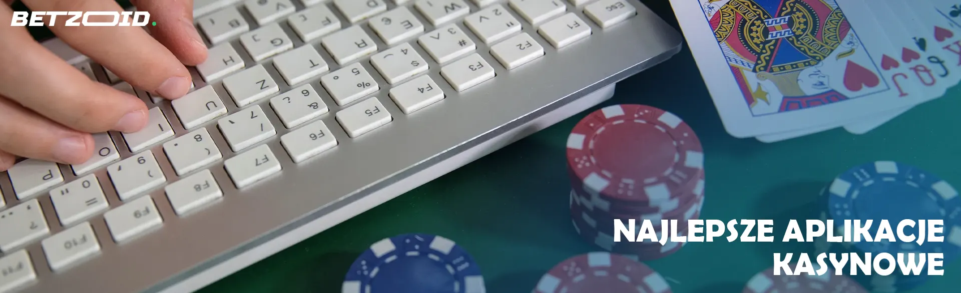 Karty i żetony kasyna obok klawiatury.