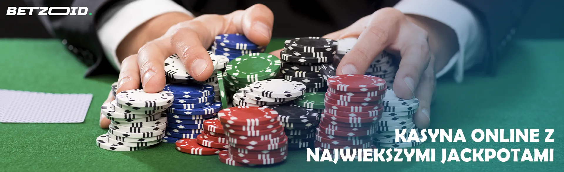 Gracz trzyma stos żetonów na stole w kasynie.