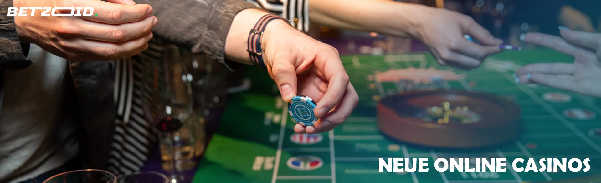 Ein Spieler hält Chips über einem Roulettetisch.