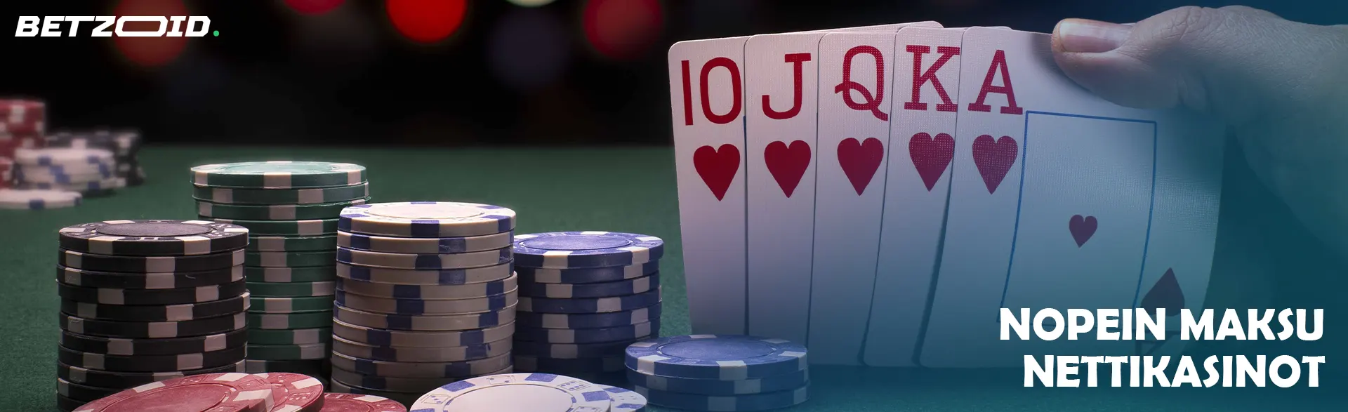 Pelaaja pitää kortteja kädessään kasinon pelimerkkien vieressä.