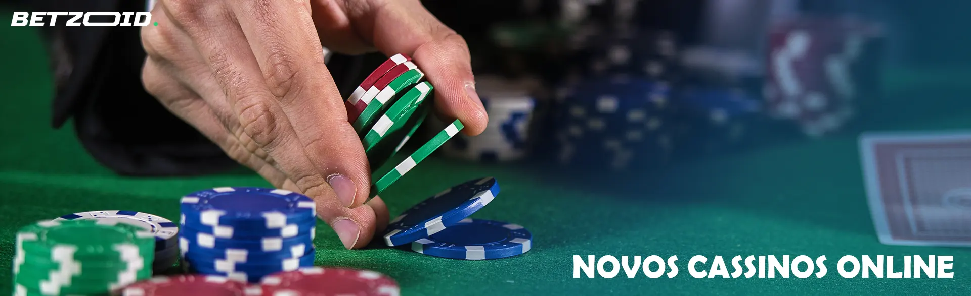 O jogador coloca fichas na mesa do cassino.