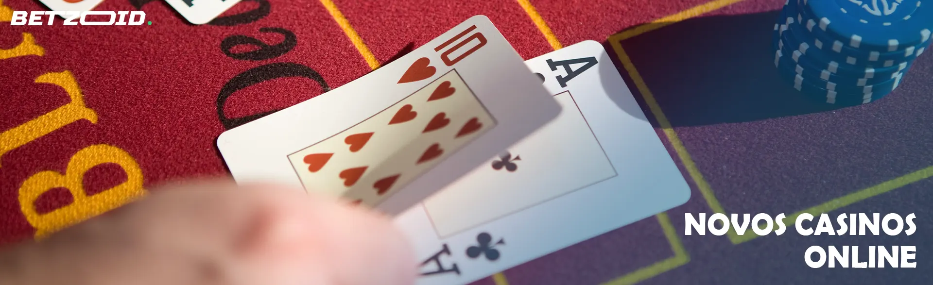 O jogador coloca as cartas na mesa do casino.